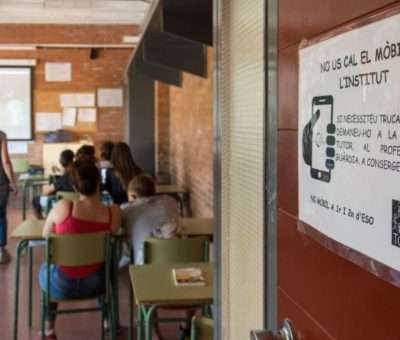 La prohibición del móvil se abre paso en los colegios en España