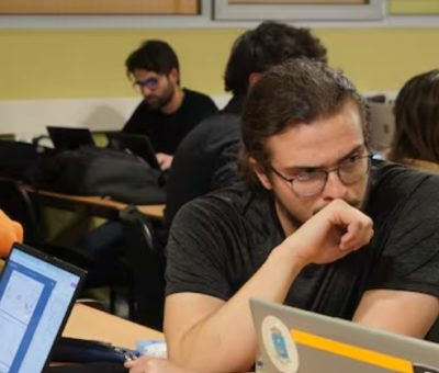 Las universidades forman contra reloj a expertos en IA para cubrir el 50% de los empleos que se ofertan