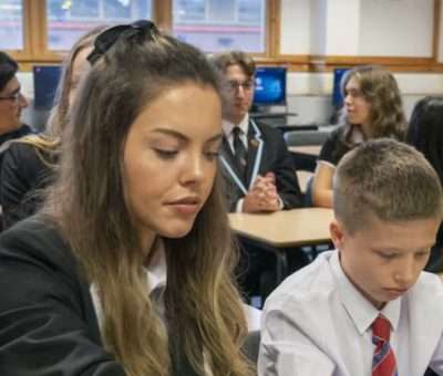 Un estudio del Reino Unido señala que prohibir el móvil en el aula no mejora el rendimiento ni la actitud de los alumnos