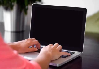 La AEPD recibe una denuncia por la cesión de datos de educadoras en huelga